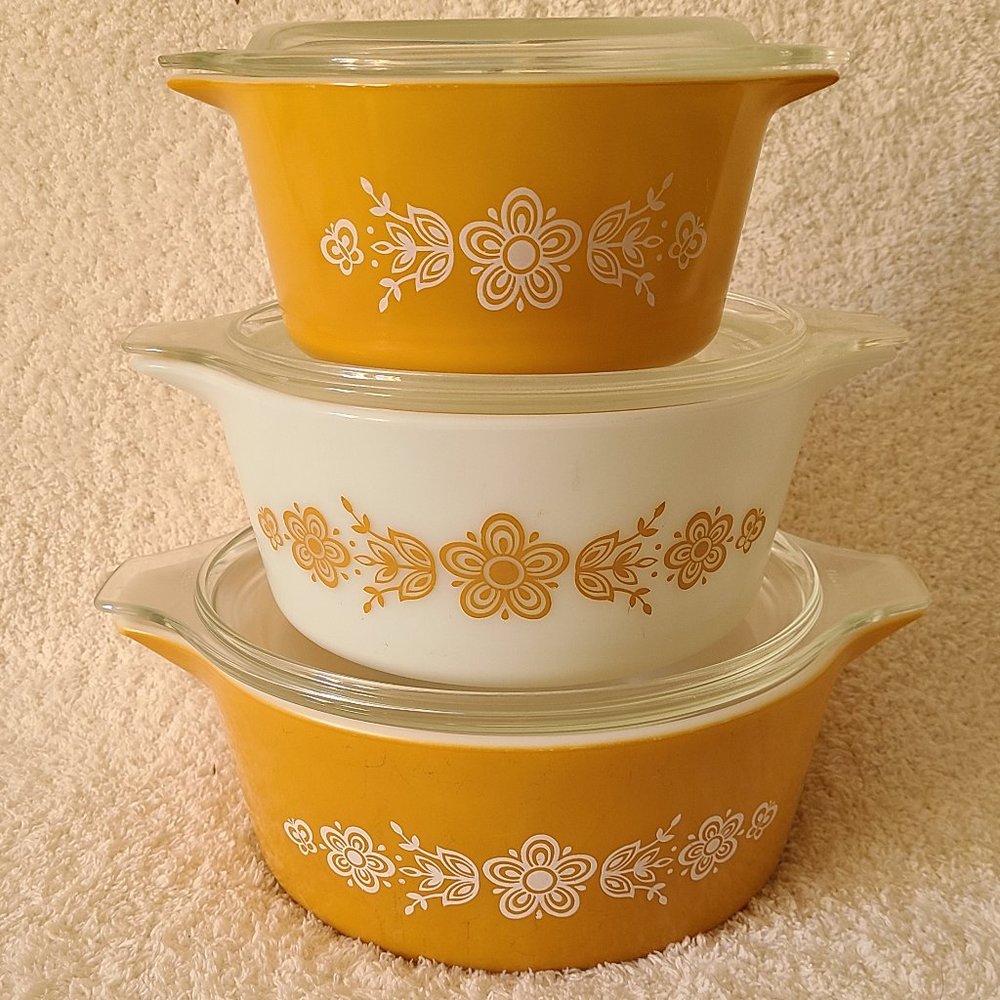 Vintage Set of 3 Pyrex Butterfly Gold Round Casserole Dishes with Lids (EUC)